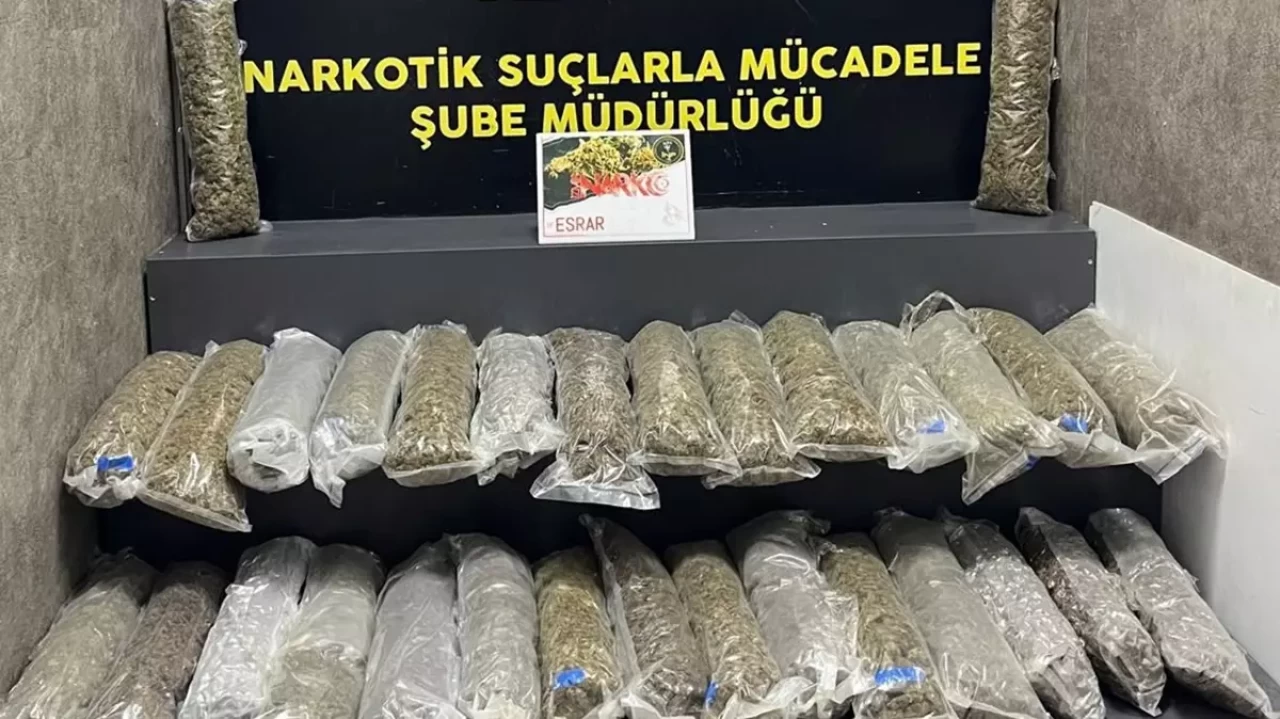 İzmir'de uyuşturucu deposuna baskın: 23 kilo ele geçirildi