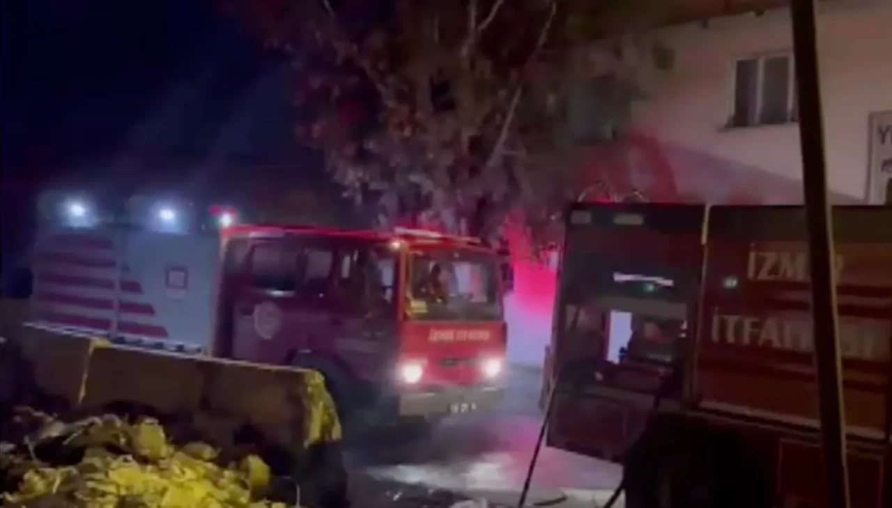 İzmir’de atık yığınında çıkan yangın kamyonete sıçradı: 1 araç tamamen yandı