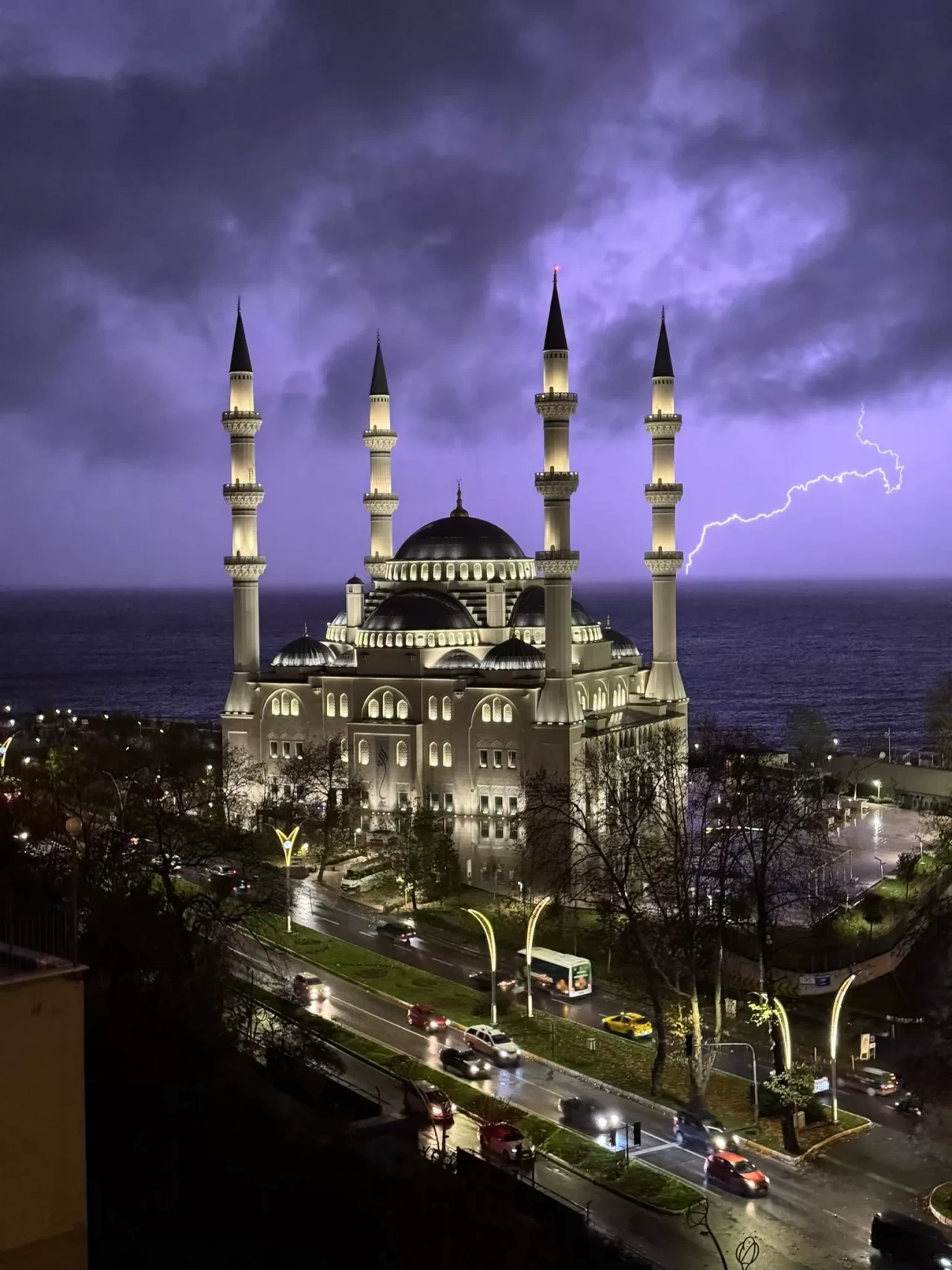 Zonguldak'ta şimşekler geceyi aydınlattı