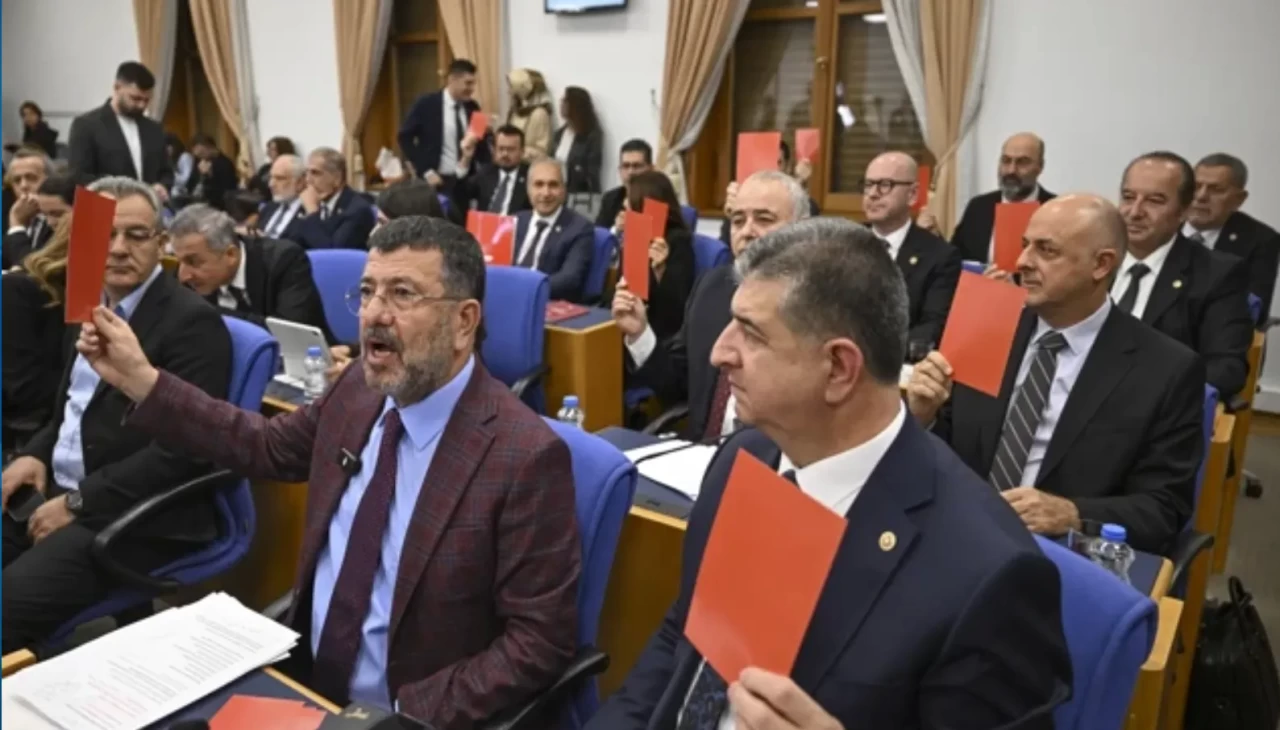 Piknik tüpüyle komik duruma düşen CHP akıllanmadı! Kırmızı kart protestosuna olay cevap!