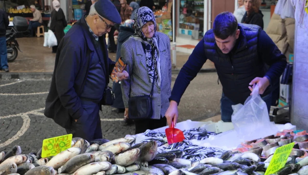 Havaların soğumasıyla birlikte balıkçı tezgahları hamsiyle doldu