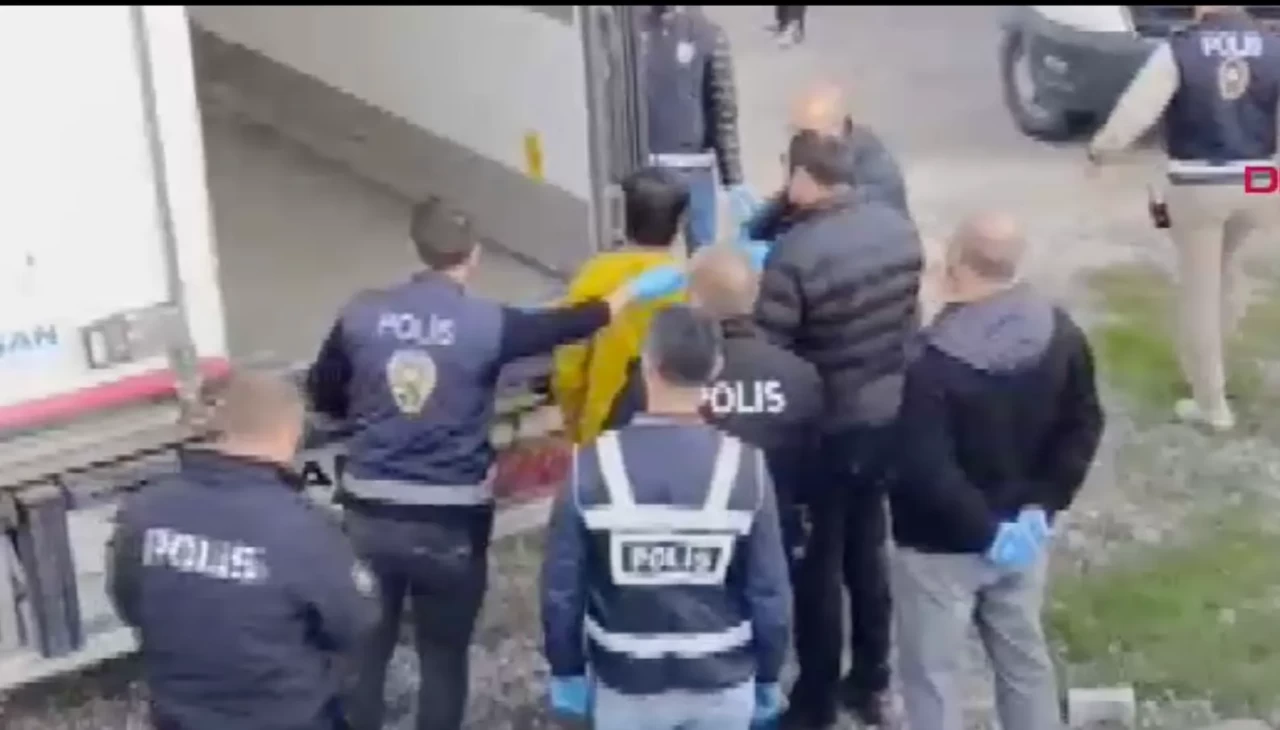 Sivas’ta TIR’ın dorsesinde 28 düzensiz göçmen yakalandı