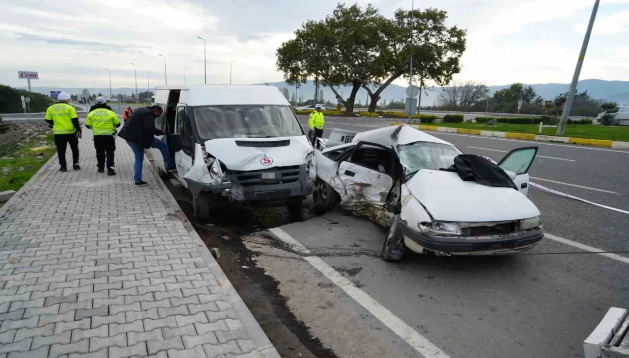 Havran’da minibüs ile otomobil çarpıştı: 1 ölü, 4 yaralı