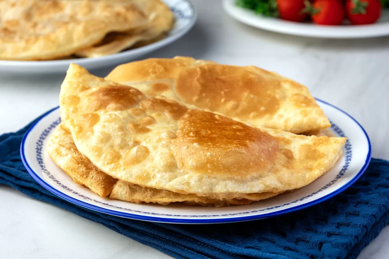 Ev Yapımı Çıtır Çıtır Yağ Çekmeyen Çiğ Börek (Çibörek) Tarifi