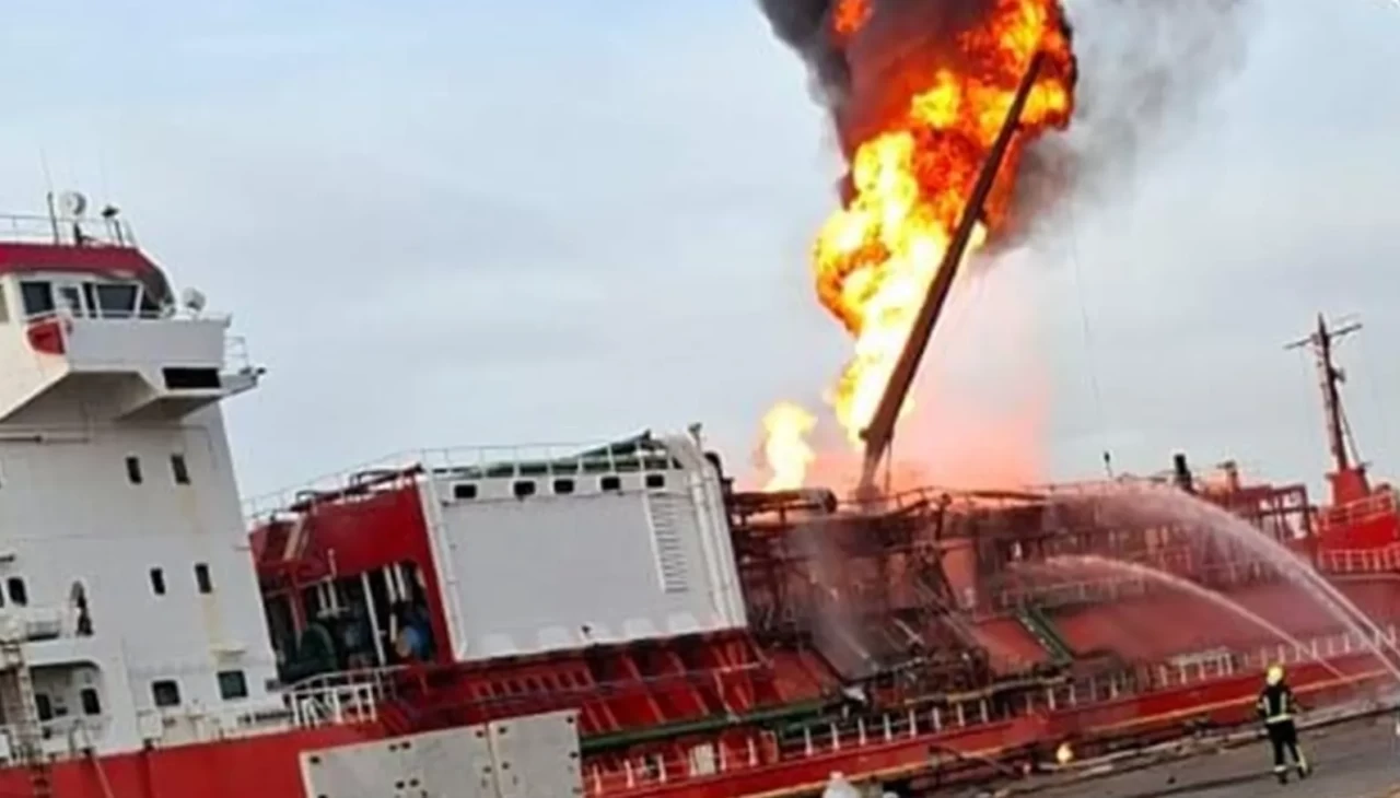 Ukrayna'da drone ile vurulan Türk gemisinde yangın çıktı