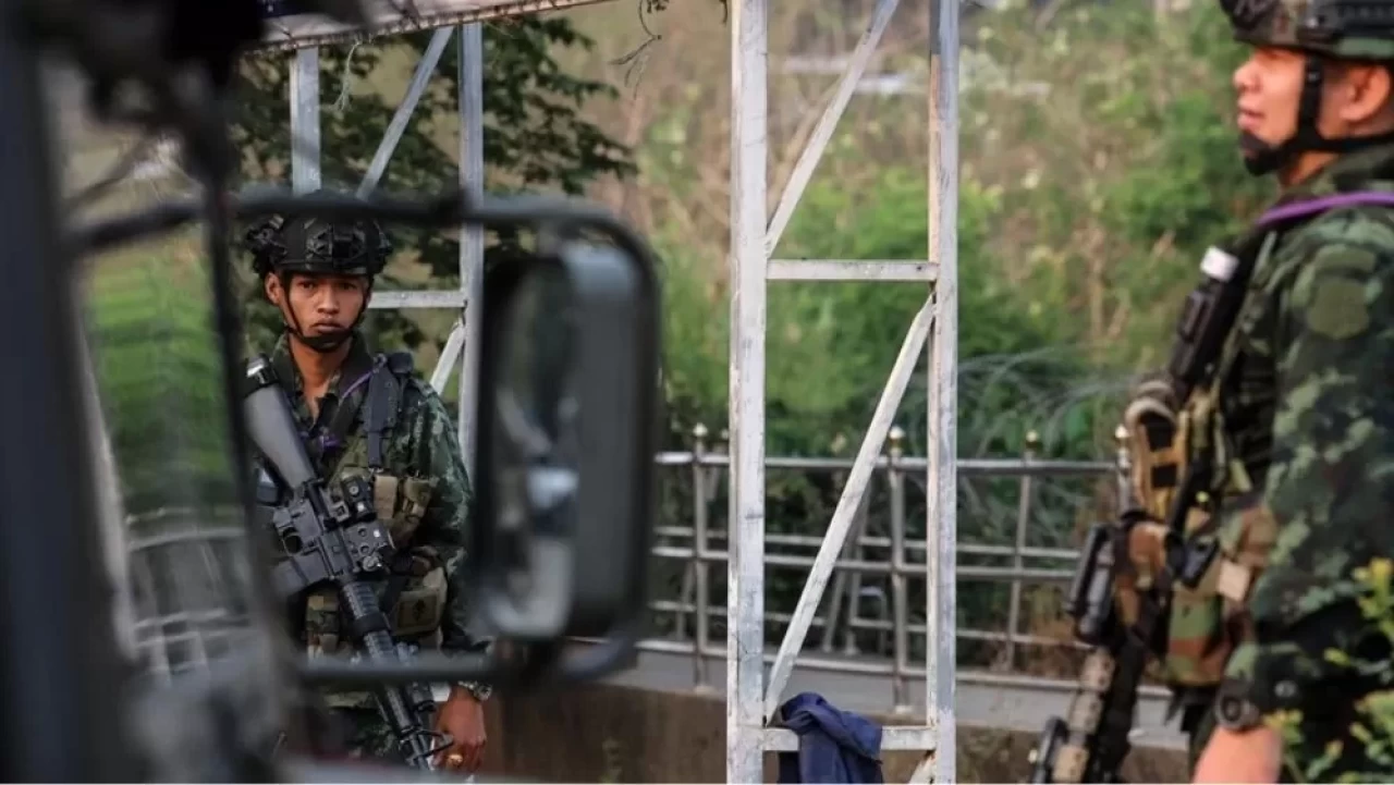 Tayland, barış anlaşmasını askıya almasının ardından Kamboçya tarafına ateş açtı