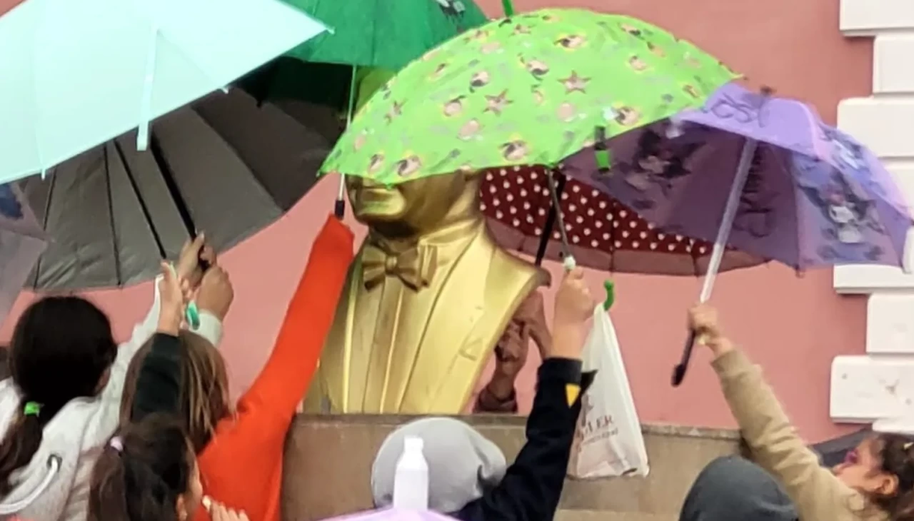 Öğrenciler yağmur altında Atatürk büstünü şemsiyeyle korudu