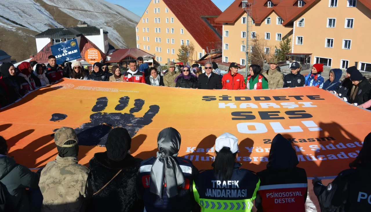 Erzurum’da 'Şiddete karşı tek yürek' yürüyüşü