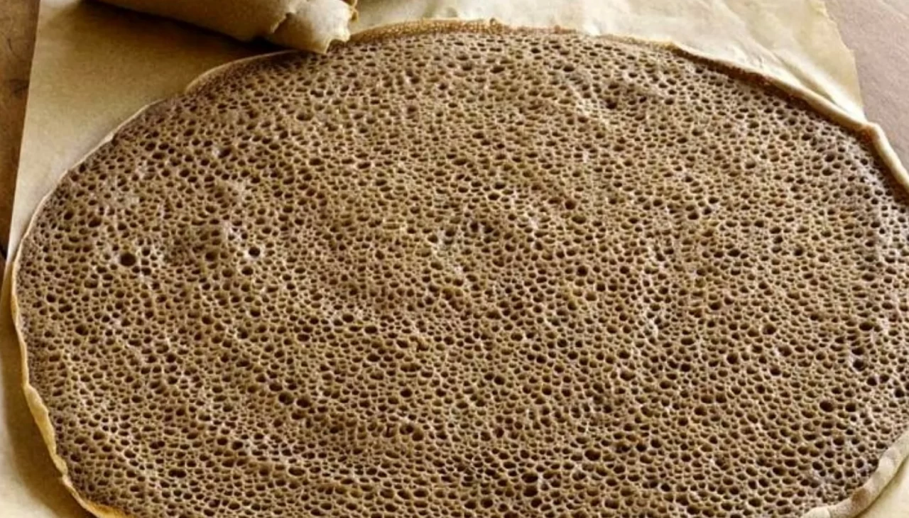 Teff unu ile geleneksel Injera yapımı