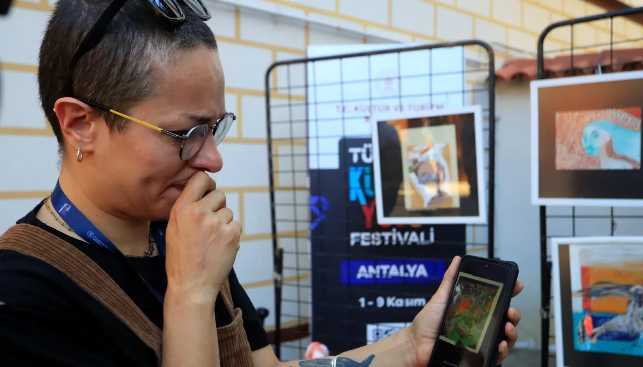 Antalya Kültür Yolu Festivali’nde şaşırtan olay! İranlı ressam gözyaşlarıyla anlattı