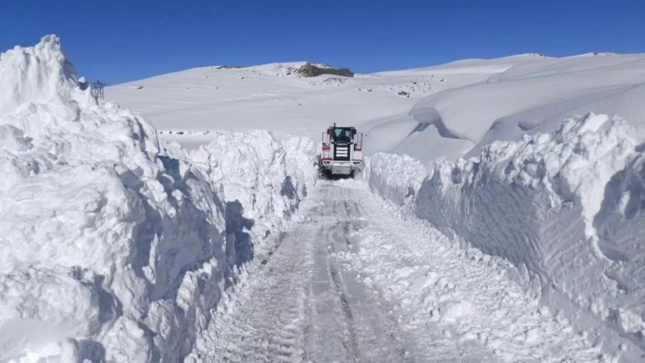 Şırnak’ta kar mesaisi erken başladı