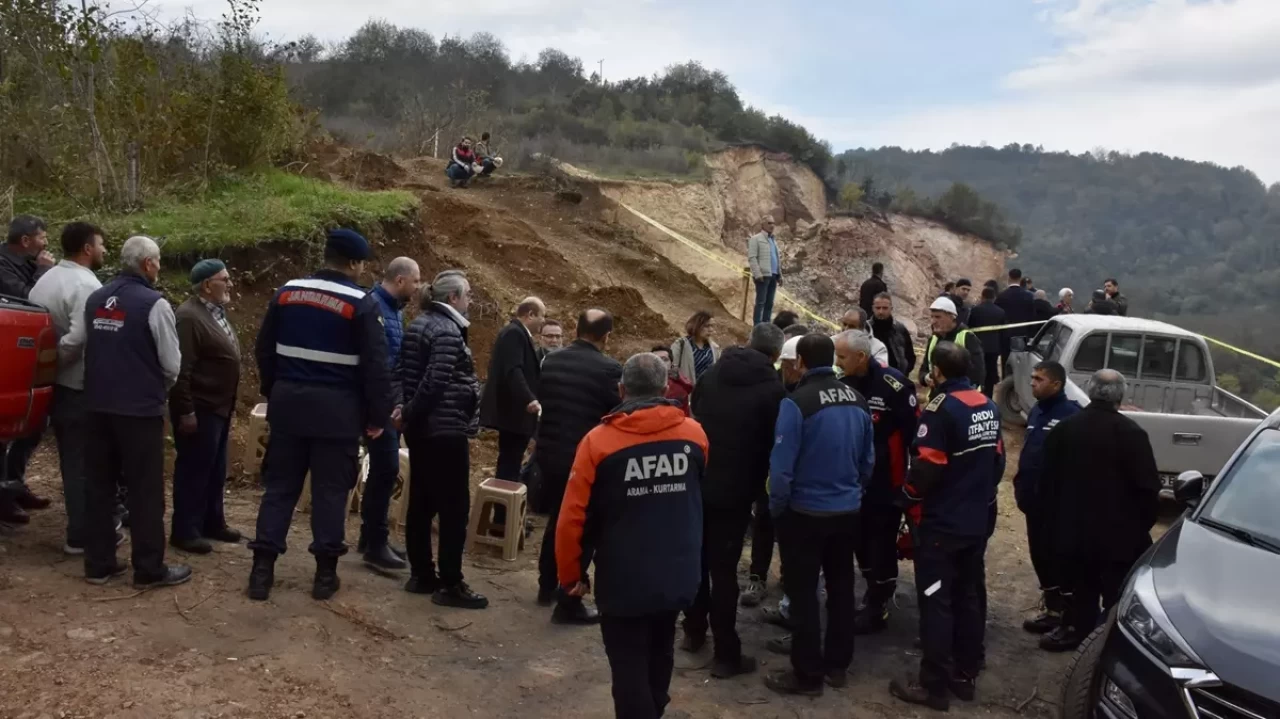 Ordu'da taş ocağı şantiyesinde göçük altında kalan işçiyi arama çalışmalarına yeniden başlandı