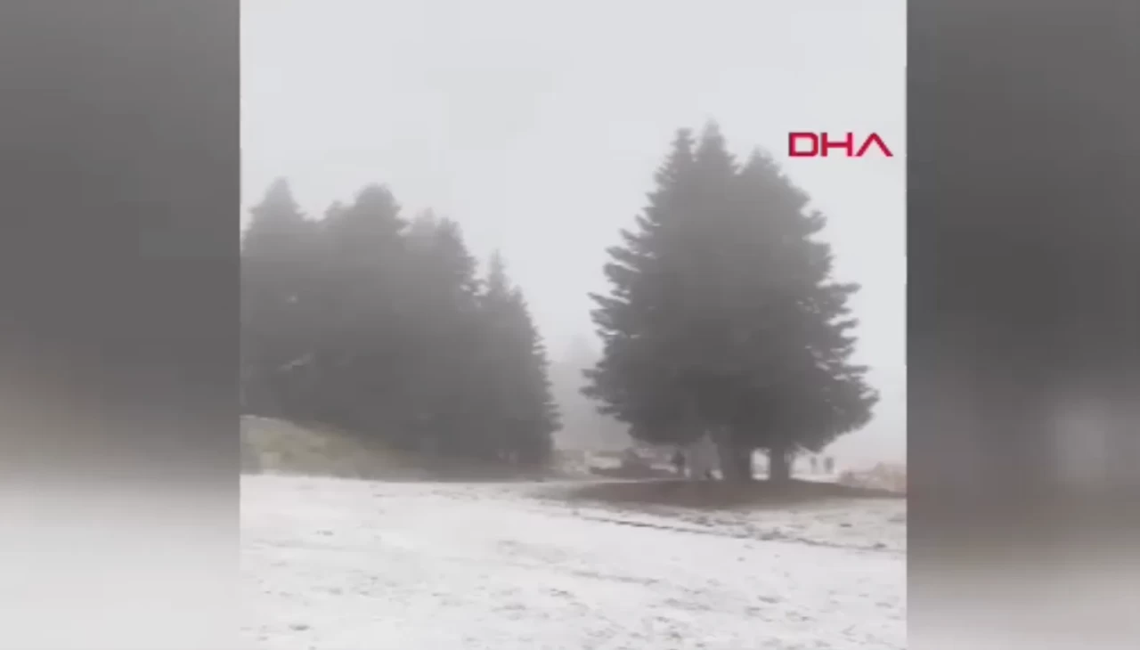 Uludağ’da mevsimin ilk karı yağdı: Sıcaklık 2 dereceye düştü