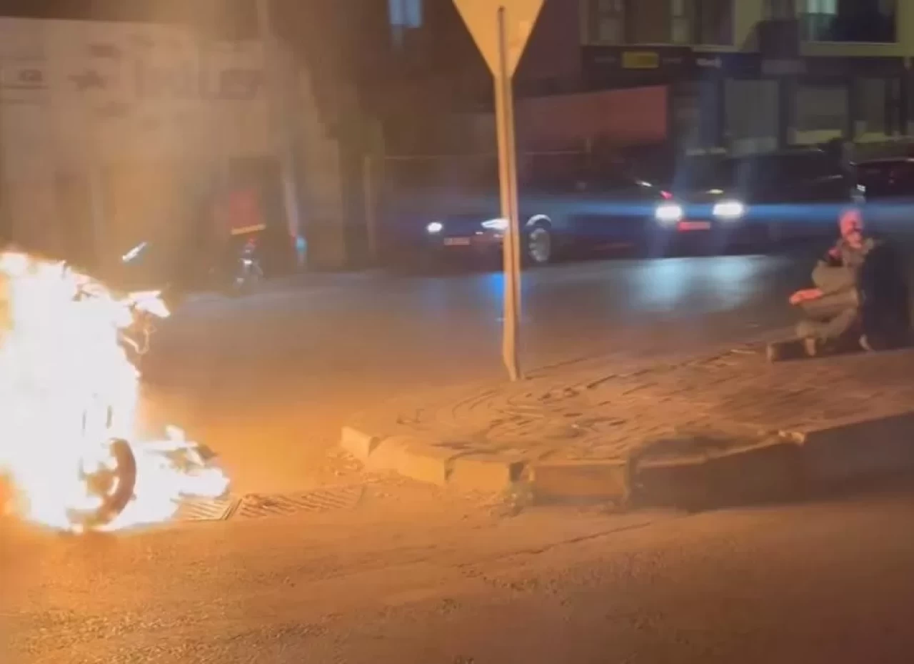 Denizli’de şaşkına çeviren olay: Arızalanan motosikletini yol ortasında ateşe verdi!