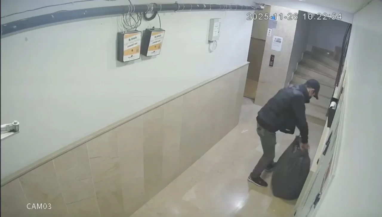 Gaziosmanpaşa’da apartmanlardan ayakkabı hırsızlığı: Poşetle kat kat dolaşıp topladı