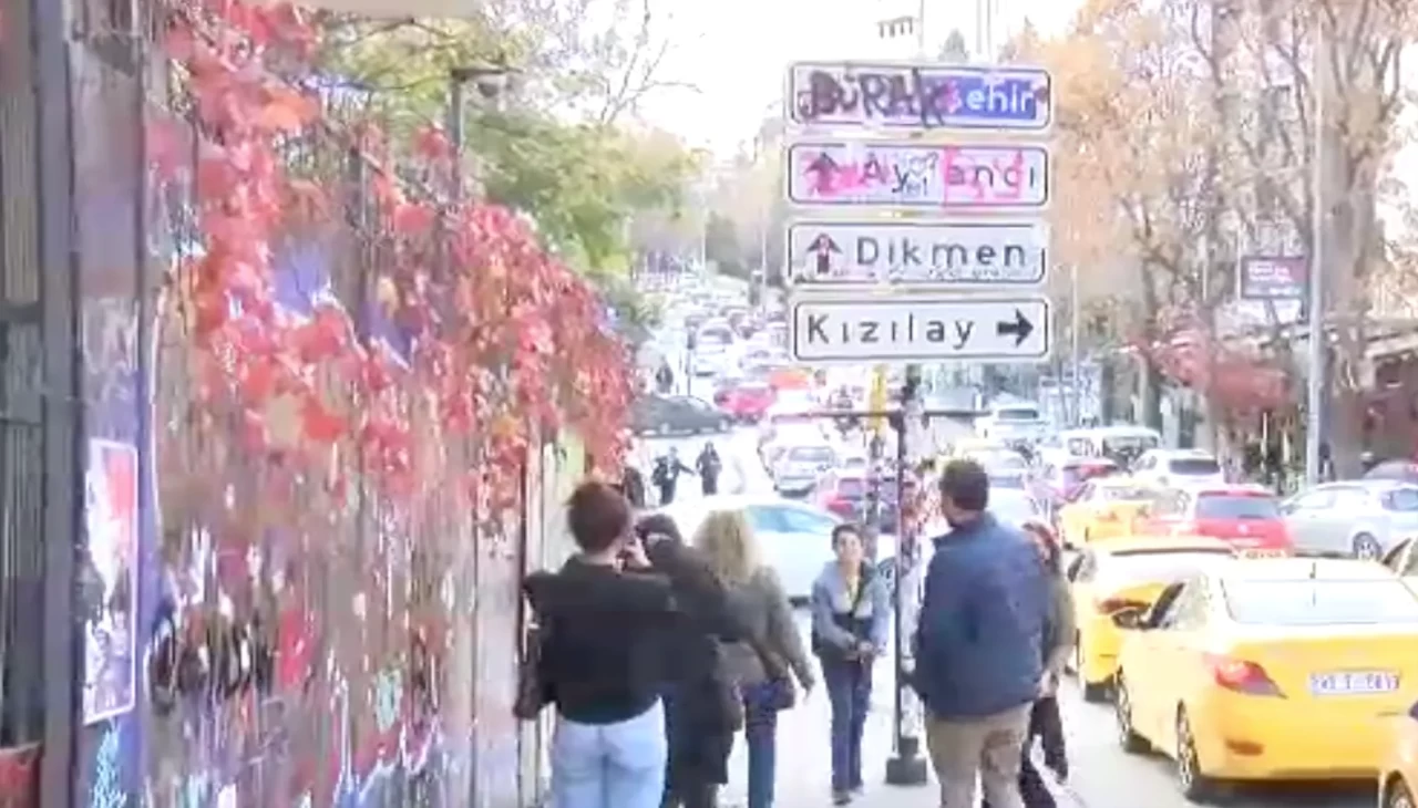 Ankara’da ‘Kızılay’ yön tabelası fotoğraf akımı yüzünden 4’üncü kez yenilendi