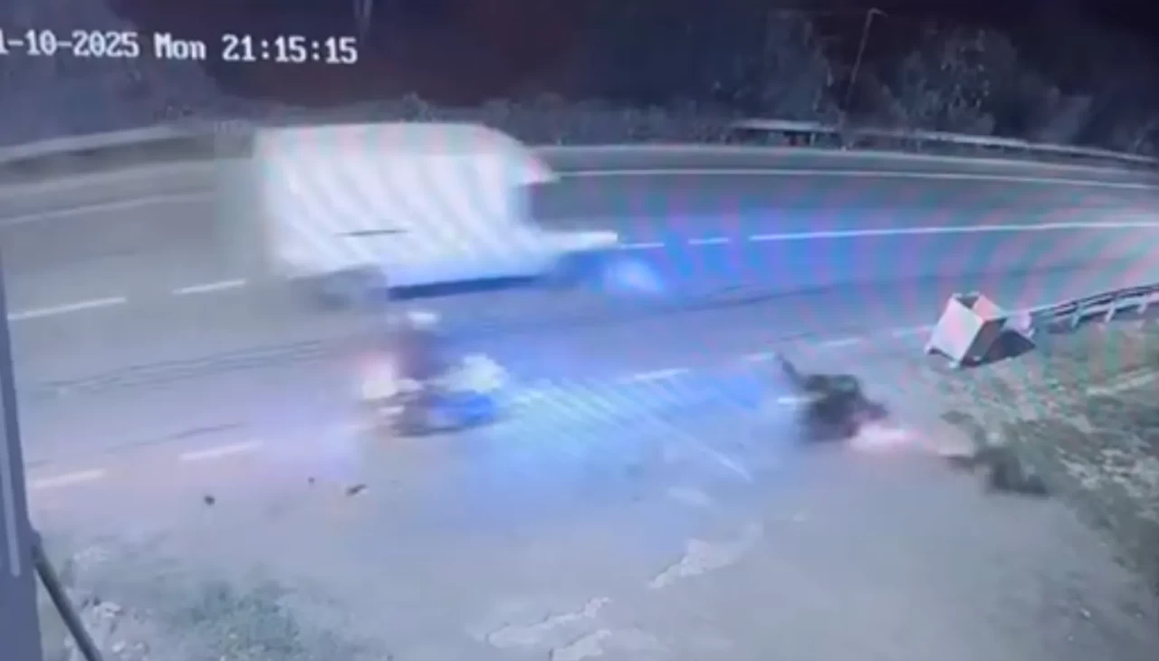 Beykoz’da motosiklet kazası kamerada: Direksiyon hakimiyetini kaybeden sürücü takla attı