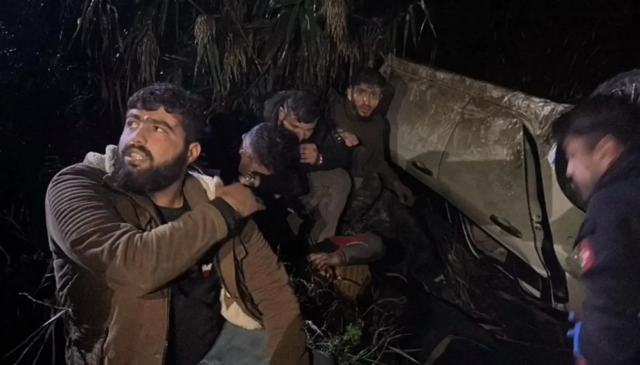 Hatay’da ‘dur’ ihtarına uymayan otomobil devrildi: 9 kaçak göçmen yakalandı, sürücü tutuklandı
