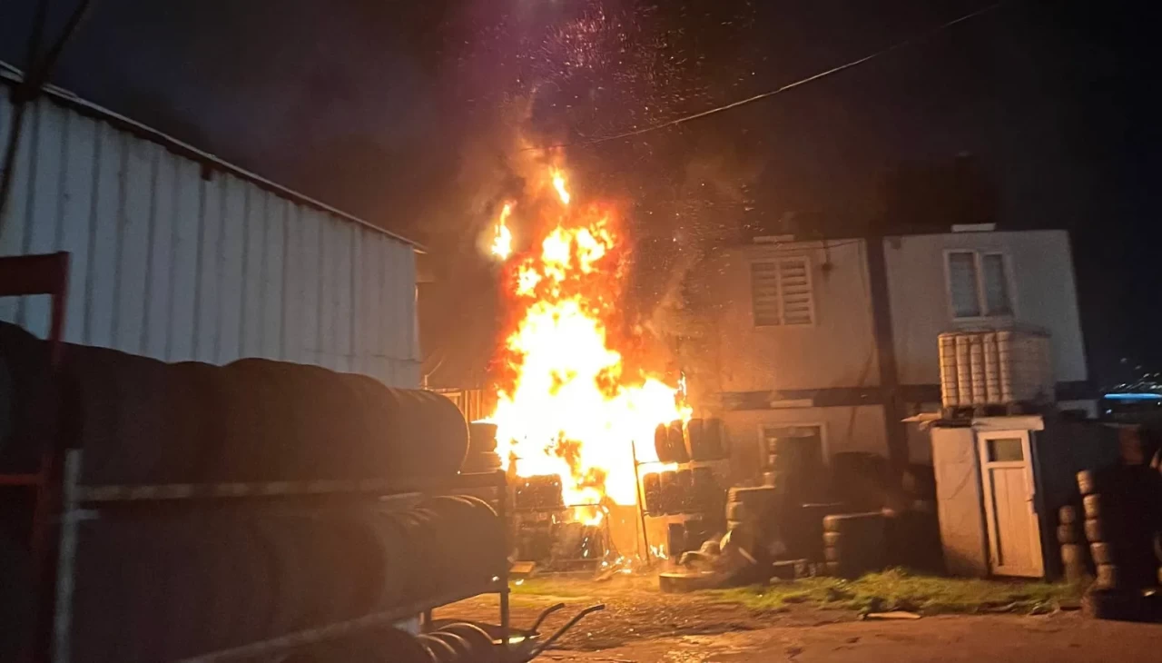 Başakşehir’de soba yangını iki iş yerini küle çevirdi