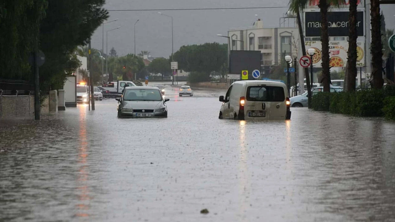 İzmir'de sağanak: Yollarda çökme meydana geldi, bazı ev ve iş yerlerini su bastı!