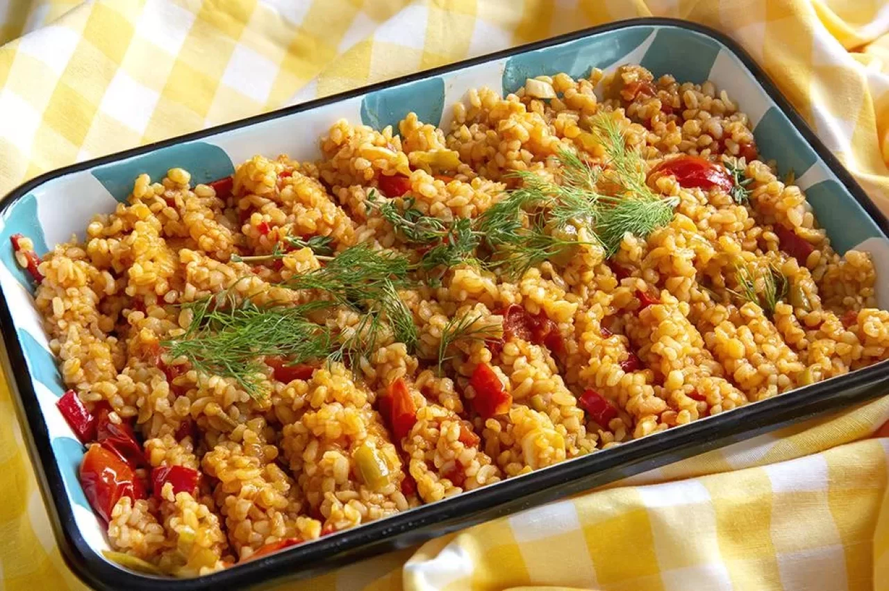 Bol Salçalı ve Renkli Biberli Meyhane Pilavı Tarifi