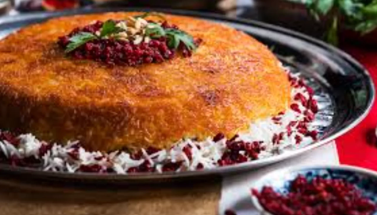 Bu ses bağımlılık yapıyor! İran’ın efsane Tahdigi çıtır tabanıyla ağız sulandırıyor