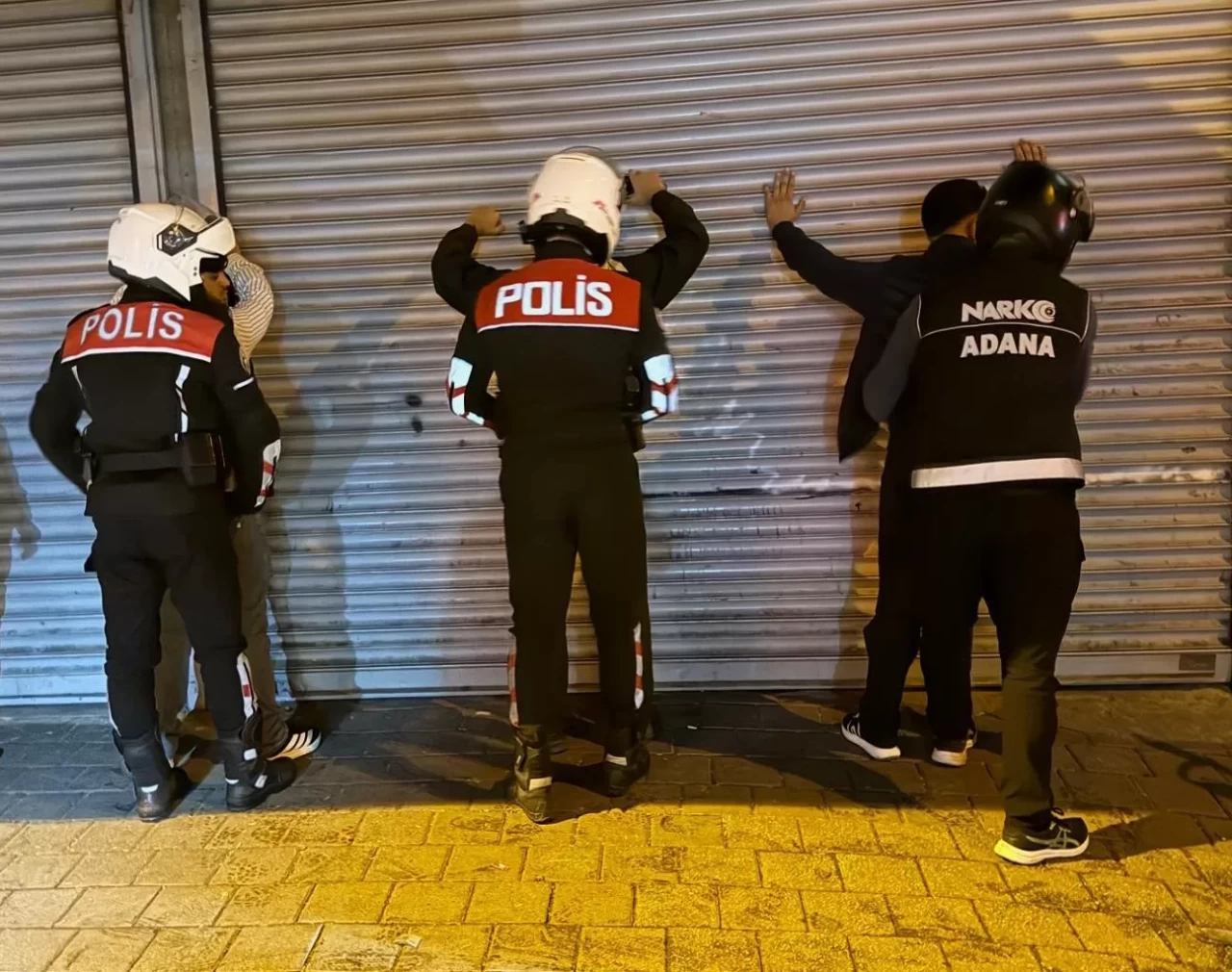 Adana'da yasaklı madde kullanan şahıslara baskın