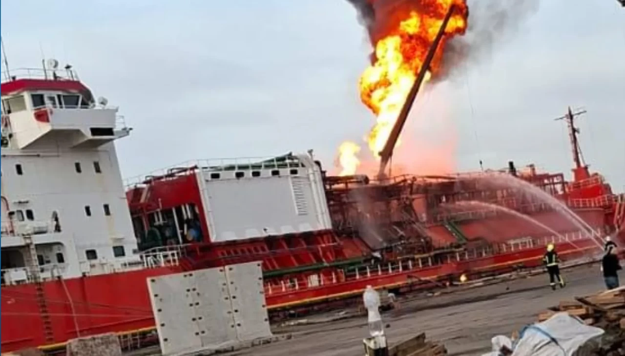Ukrayna'da Türk bayraklı gemide yangın! Mürettebat tahliye edildi
