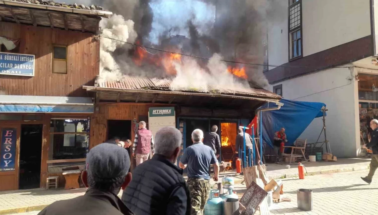 Kalaycı dükkanında yangın: Mahalleli alevlere karşı seferber oldu