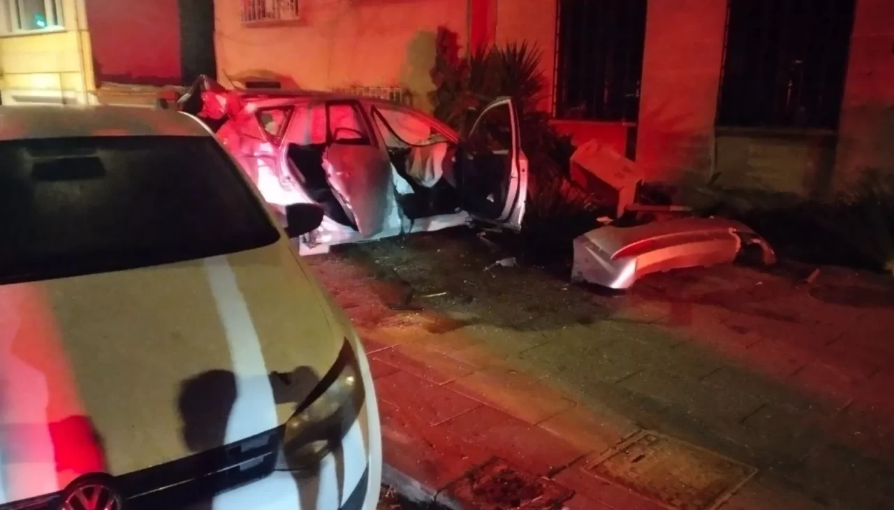 Üsküdar’da feci gece: Direksiyon hakimiyetini kaybeden sürücü duvara böyle çarptı!