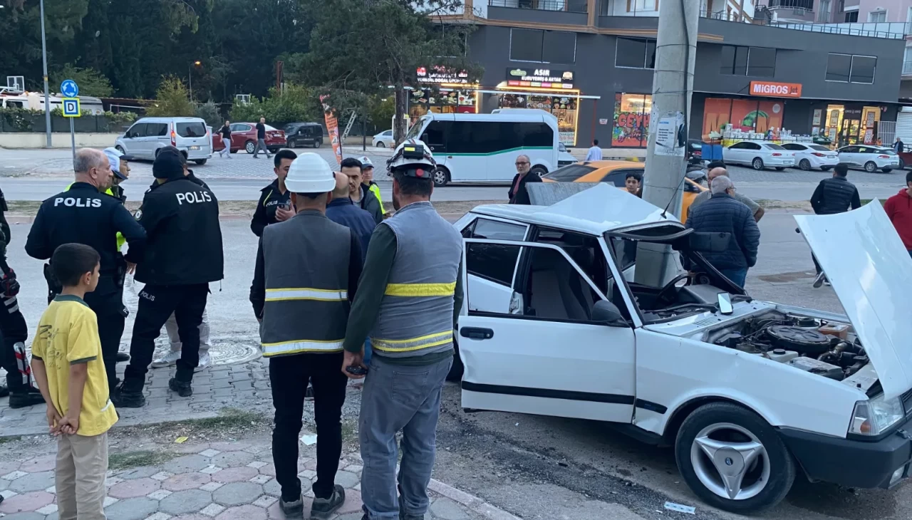 Adana’da kontrolden çıkan otomobil elektrik direğine çarptı: 3 yaralı