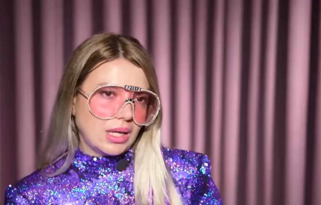 Yemekteyiz Eda Sarıçiçek kimdir, kaç yaşında? Pembe gözlüğü ve tarzıyla izleyicilerin dikkatini çeken yarışmacı