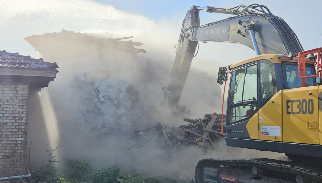 Balıkesir Sındırgı'da depremden hasar gören evler yıkıldı