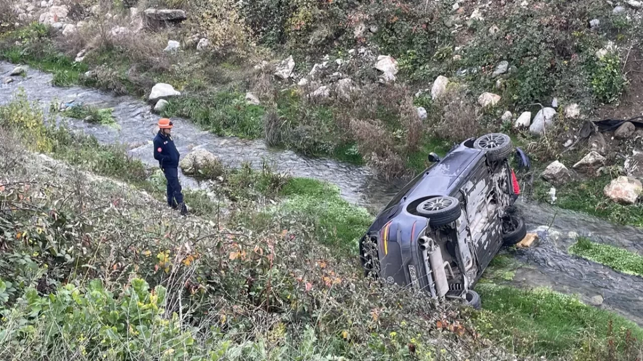 Bolu'da dereye devrilen otomobildeki 2 kişi yaralandı