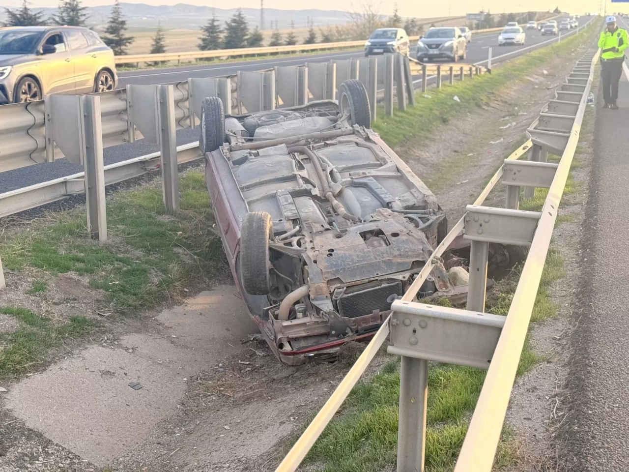 Polatlı’da feci kaza: Otomobil ters döndü, 1’i çocuk 3 yaralı!