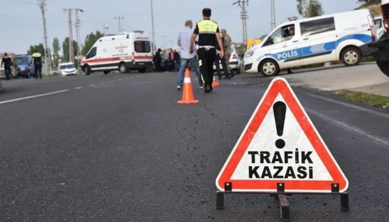 Arnavutköy’de iki kamyon kafa kafaya çarpıştı: Sürücü araçta sıkıştı