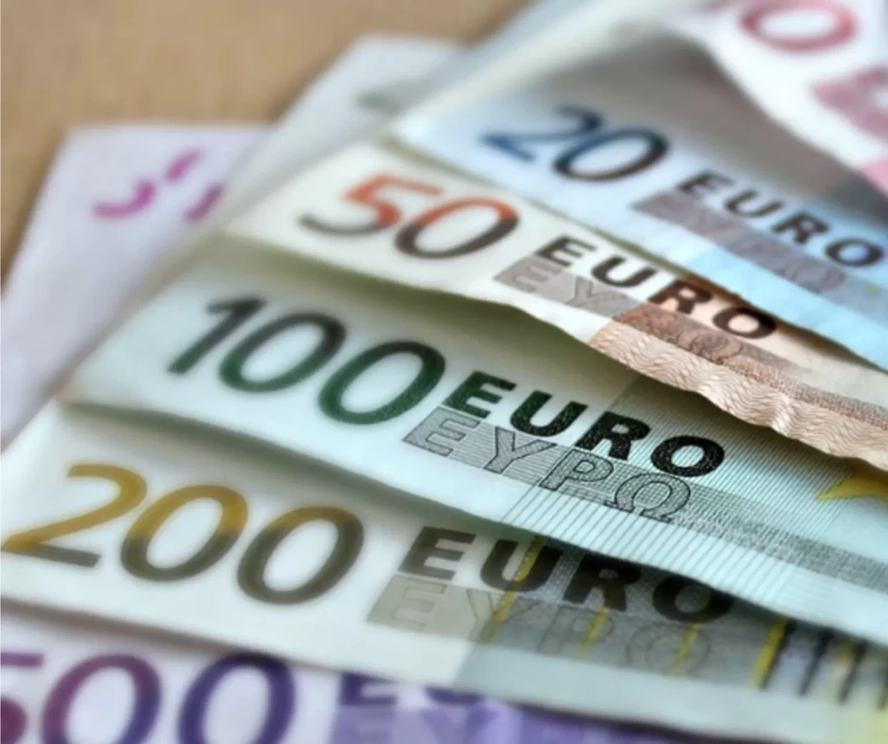 Dolar ve euro fırladı! Serbest piyasada bugün kaç TL’den işlem görüyor?