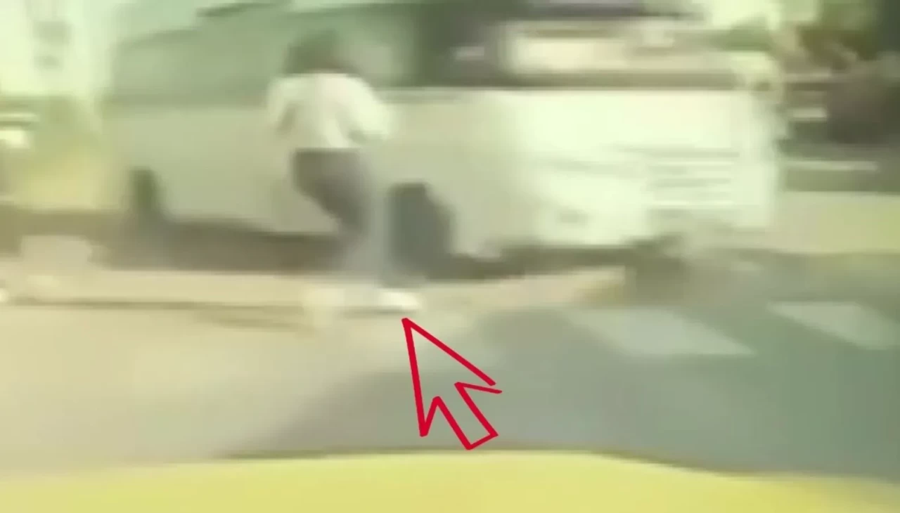 Adana’da minibüs dehşeti: Yaya kıl payı kurtuldu, 4 araç hasar gördü