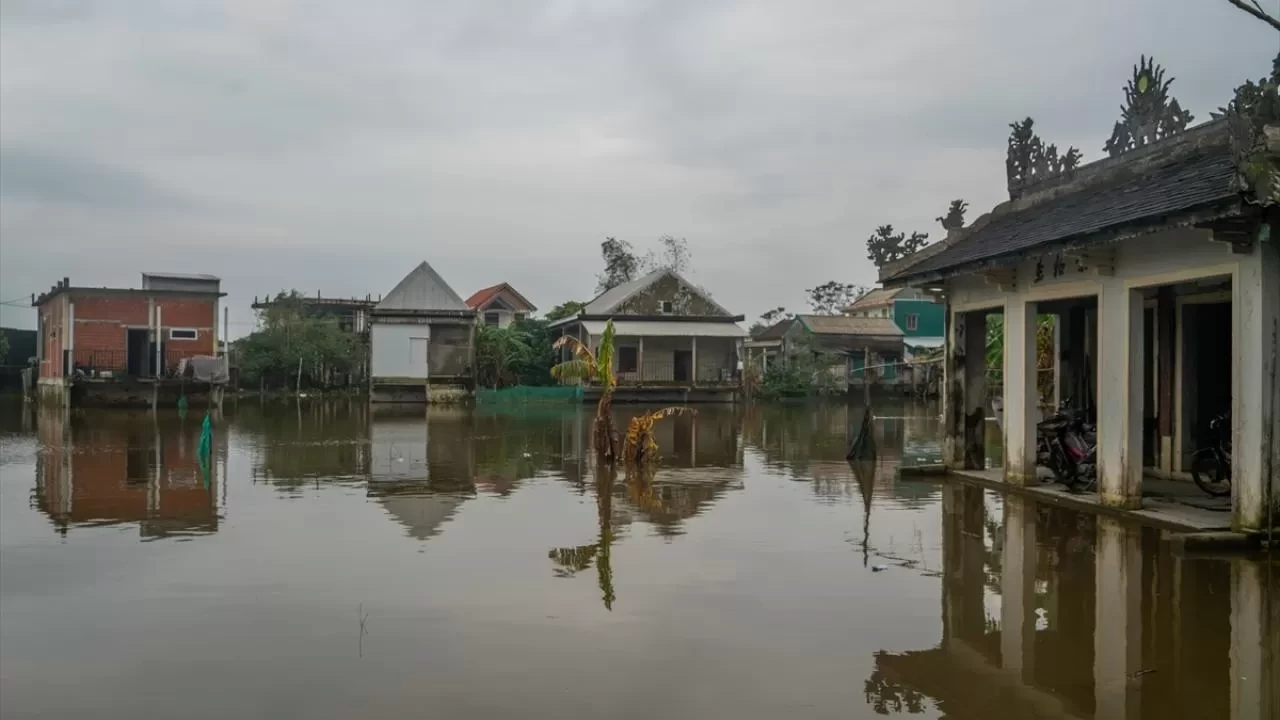 Vietnam'da sel felaketi! Ölü sayısı 90'a yükseldi