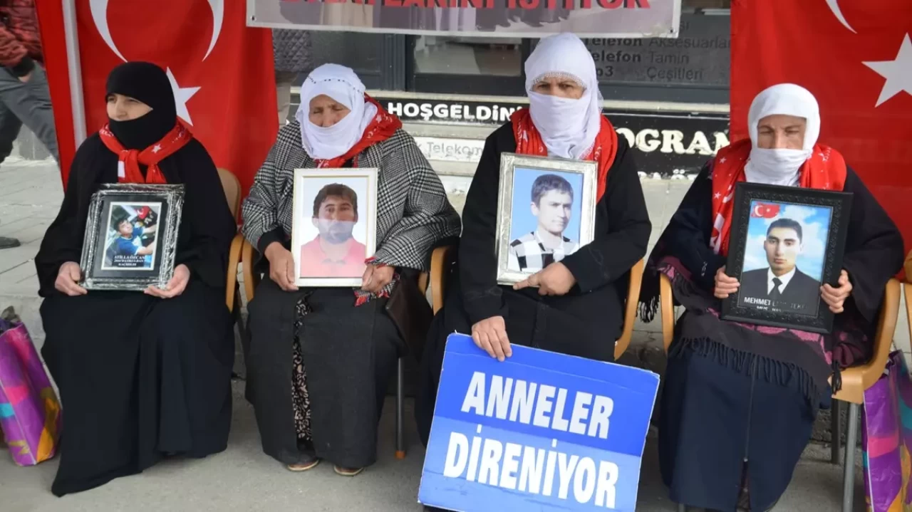 Muş'ta acılı ailelerin evlat nöbeti sürüyor