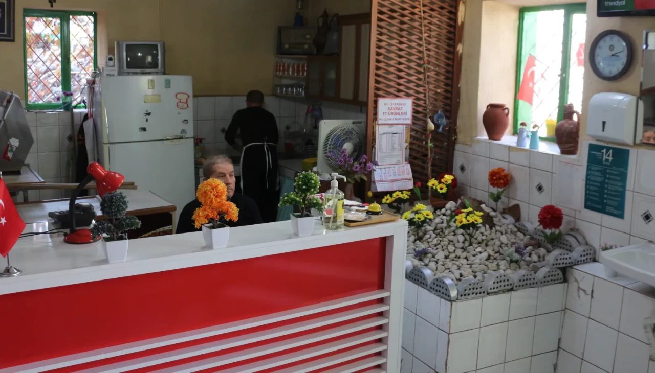 Isparta’da pide salonunun içindeki isimsiz mezar şaşkınlık yaratıyor