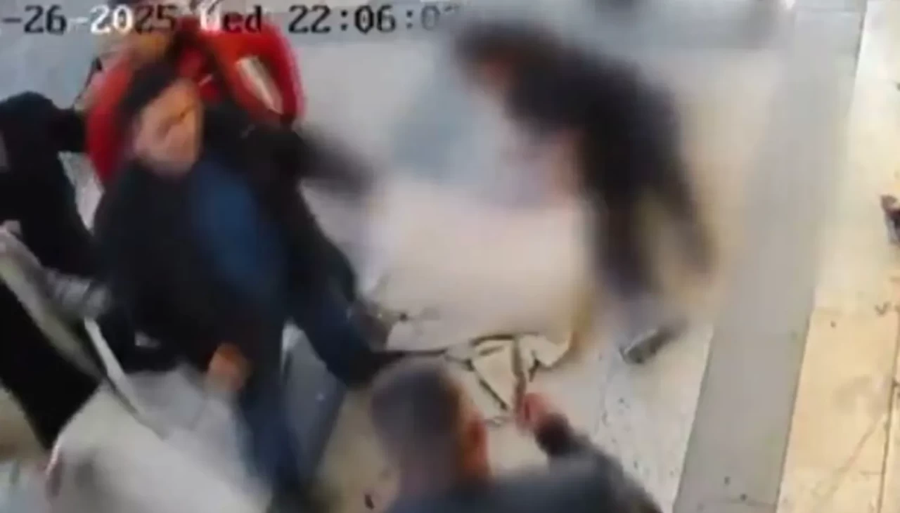 Sokak ortasında bıçaklı saldırıdan esnaf kurtardı!