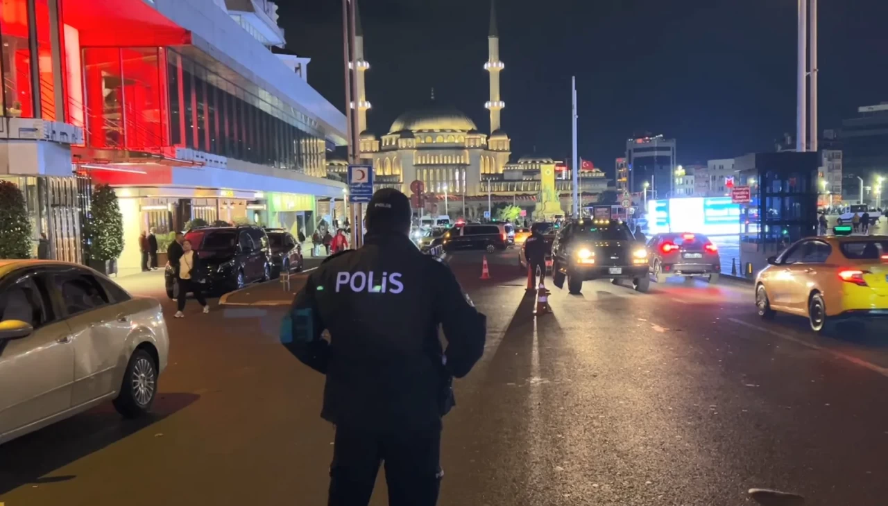 İstanbul’da eş zamanlı ‘Huzur İstanbul’ denetimi: Taksim’de araçlar tek tek arandı