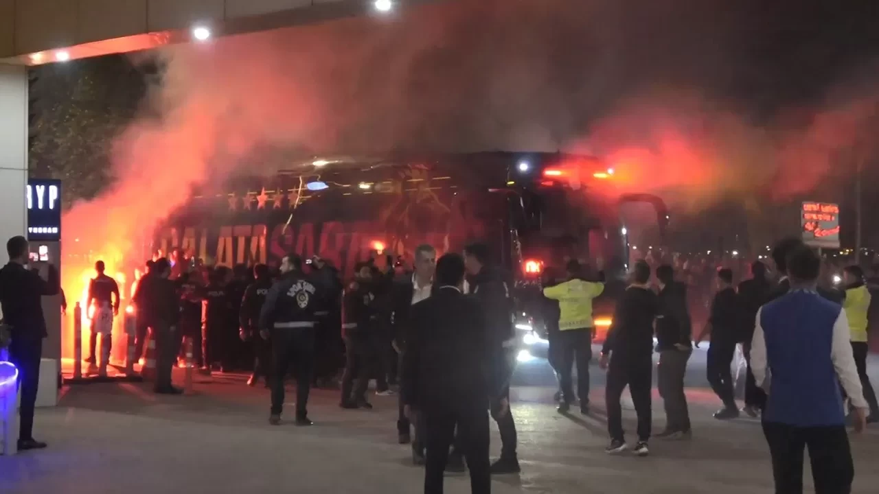 Galatasaray, Kocaeli’de taraftarların coşkusuyla karşılandı