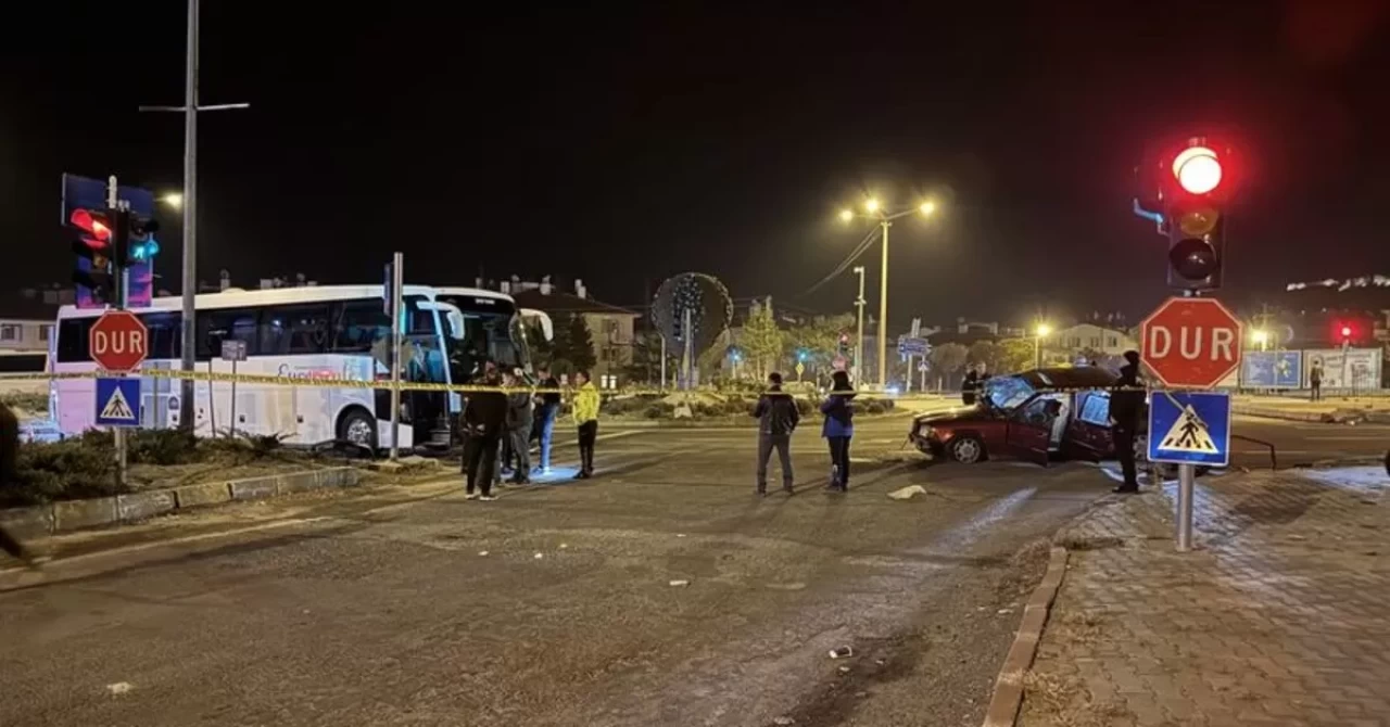 Nevşehir'de otomobil tur otobüsü ile çarpıştı: 2 ölü, 3 yaralı