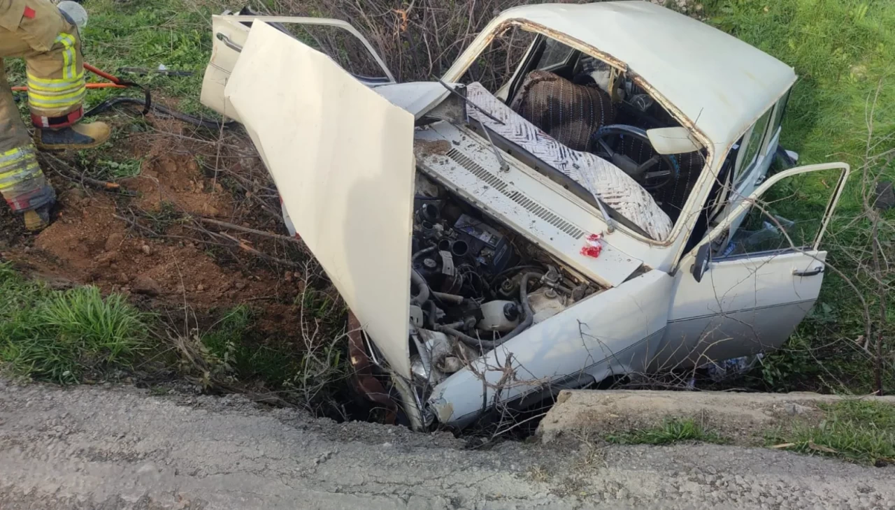 Kontrolden çıkan otomobil şarampole devrildi: Aynı aileden 2 kişi ağır yaralı
