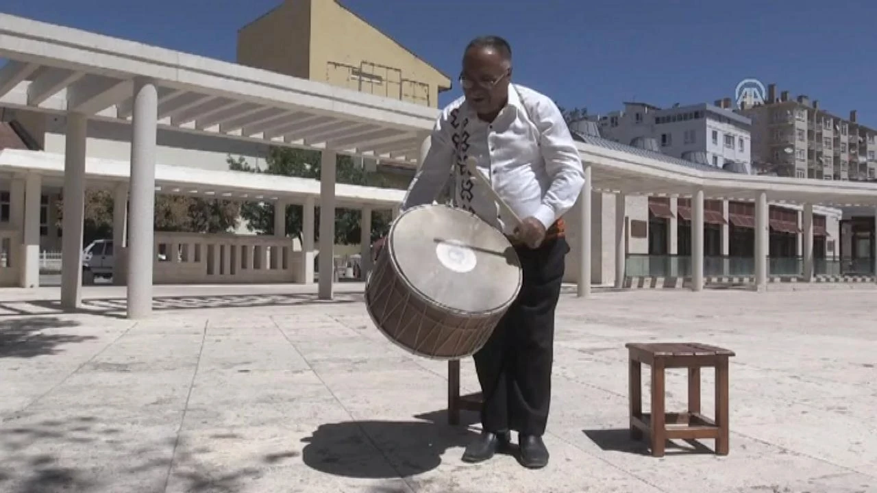Gönül Dağı'nda Adı Yeniden Gündemde: Davulcu Adem Göçer Kimdi, Kaç Yaşında Hayatını Kaybetti? Ölümünün Ardındaki Gerçek Ne?