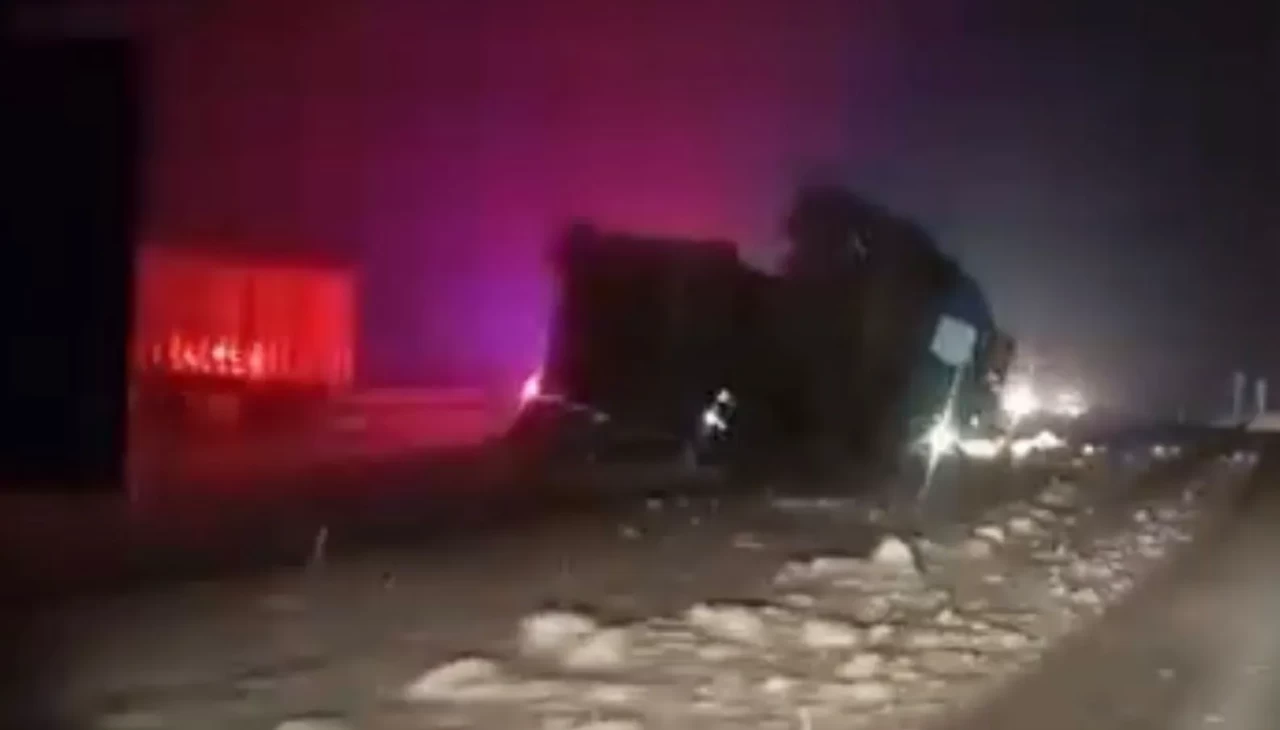 Sivas Kangal’da yardım için duran TIR’a hafif ticari araç çarptı: 1 ölü, 5 yaralı