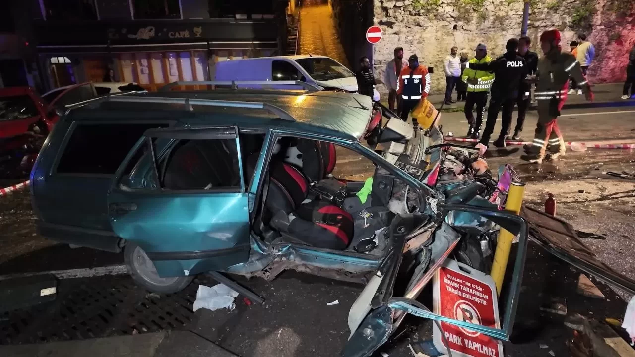 Hatalı sollama kazaya neden oldu! Araç hurdaya döndü