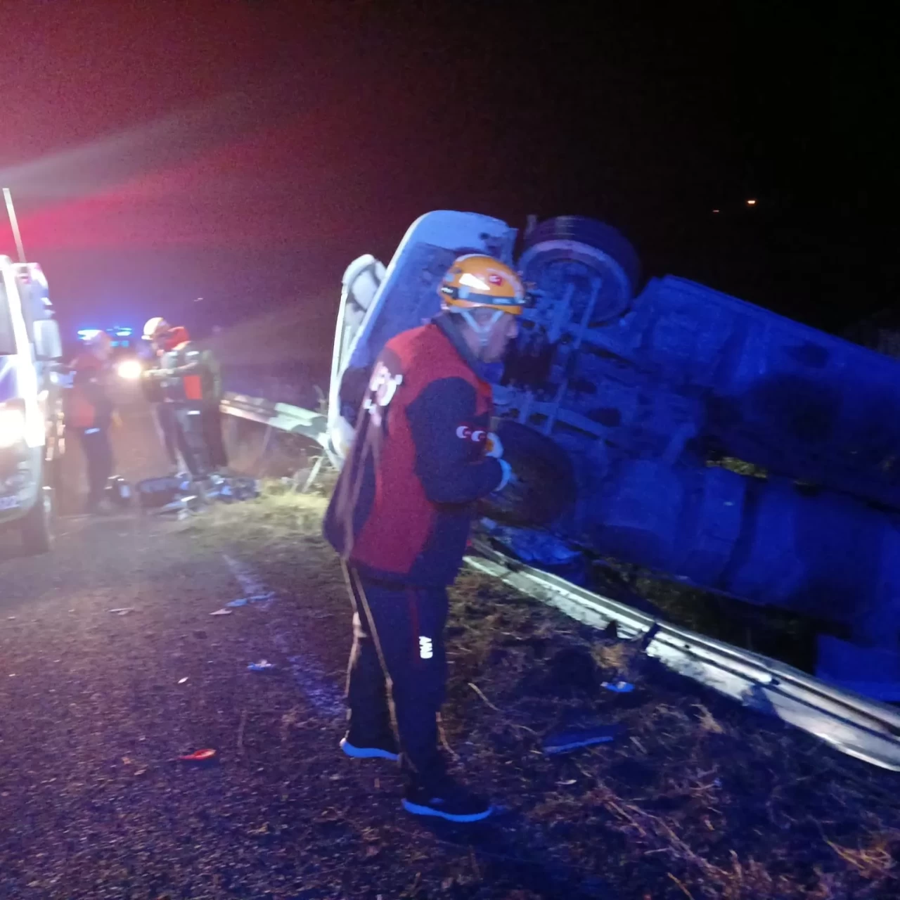 Elazığ'da bariyerlere çarpan kamyon devrildi: 1 yaralı